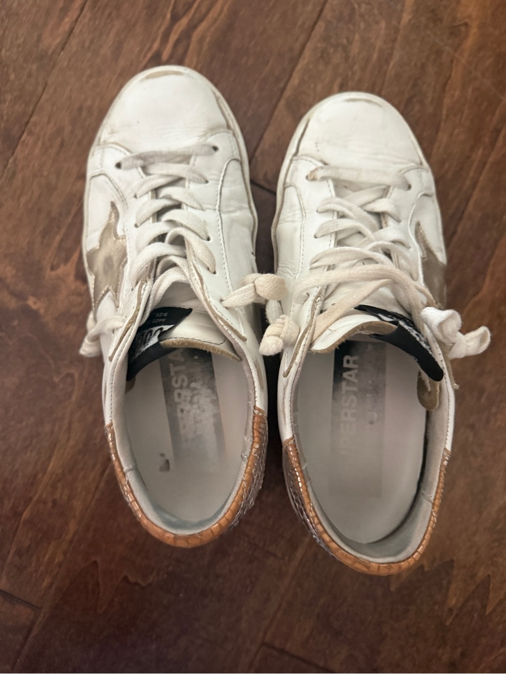 Golden goose size 35 Women's Super-Star with gold sparkle foxing
$640